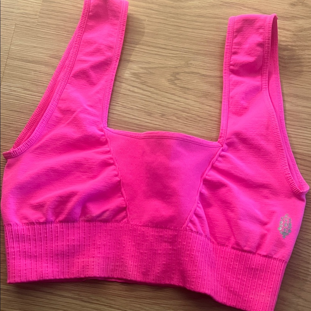 READ🚨FREE PEOPLE Seamless Hot Pink Sports Bralette🚨